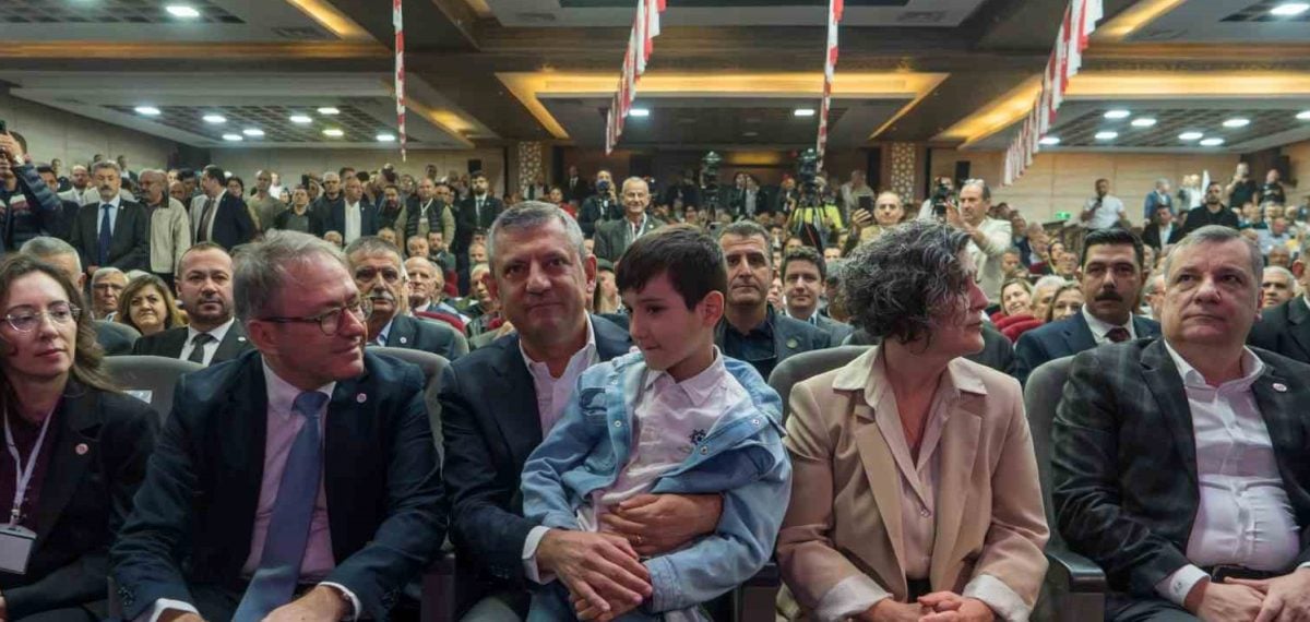 Özel Manisa kongresinde birlik mesajı vererek iktidar hedefini vurguladı