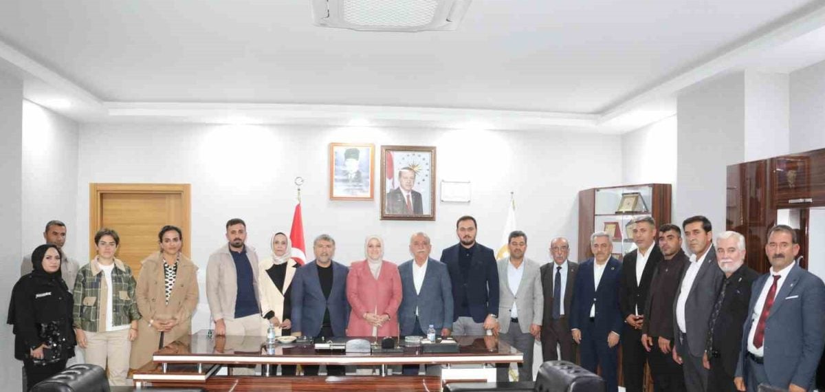 Palu’da beş meclis üyesi AK Parti’ye katıldı, rozetleri takıldı