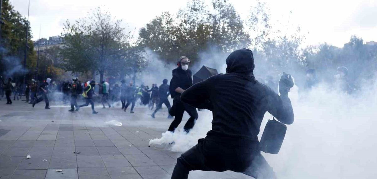 Paris sokaklarında şiddetli gösteriler sonrası yüzlerce kişi gözaltına alındı