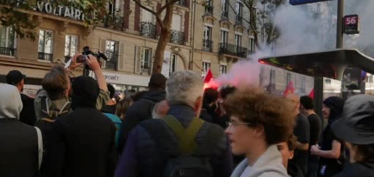 Paris’te eğitim protestolarında yüz binlerin çatışması ve göz yaşartıcı gaz kullanımı