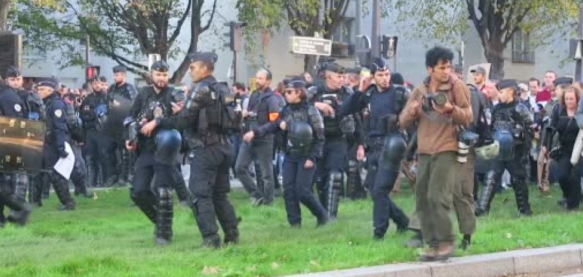 Paris’te yoğun güvenlik önlemleriyle düzenlenen 70 bin kişilik protesto olaysız sona erdi