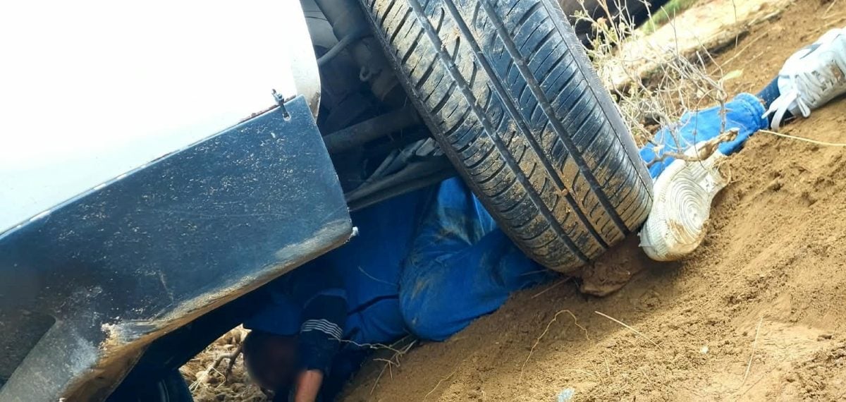 Park halindeki araç ileri kayınca önüne geçen kişi araçla birlikte uçuruma düştü