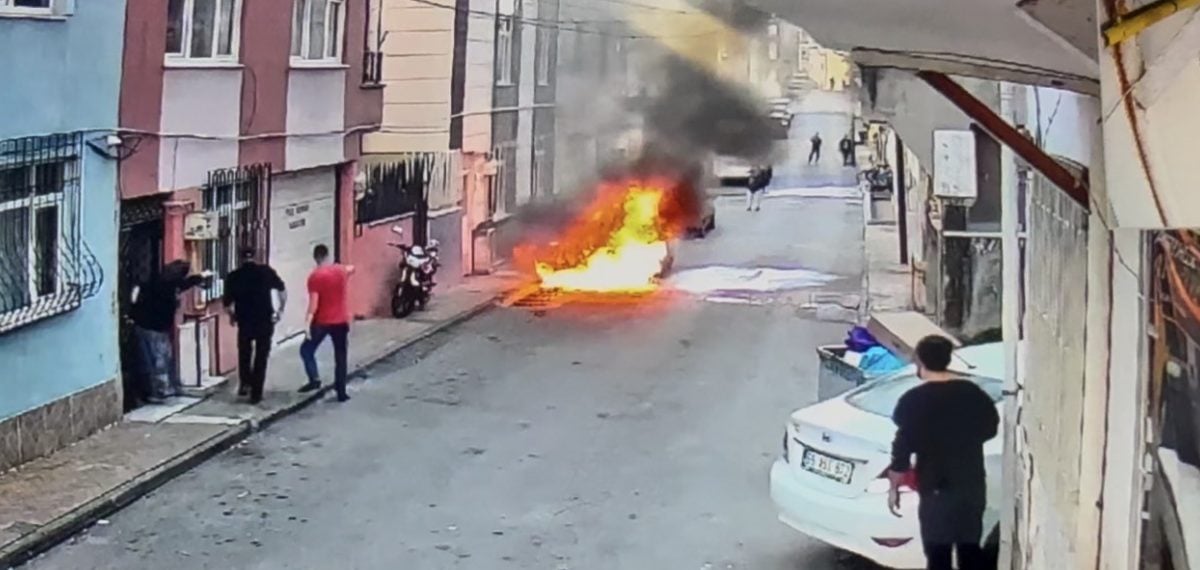 Park halindeki elektrikli otomobilin alevlere teslim olduğu anlar kamerada
