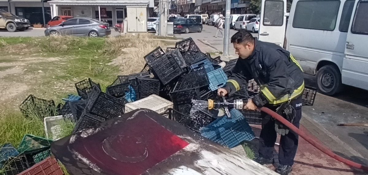 Park halindeki kamyonetin alev alması ve itfaiyenin bayrağa müdahalesi