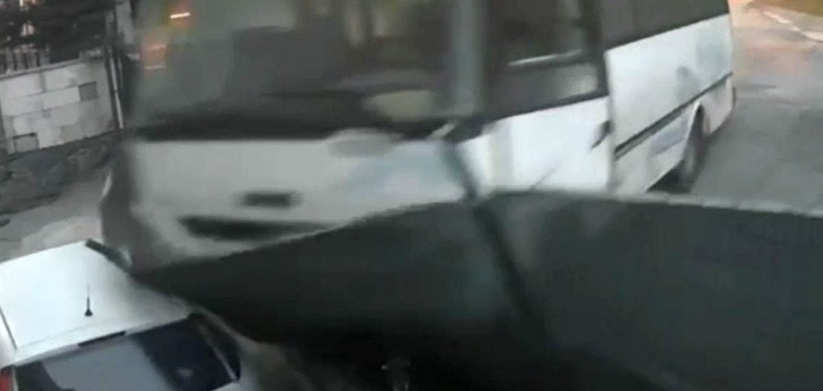 Park halindeki midibüsün freni boşalıp evin bahçesine girmesi paniğe yol açtı