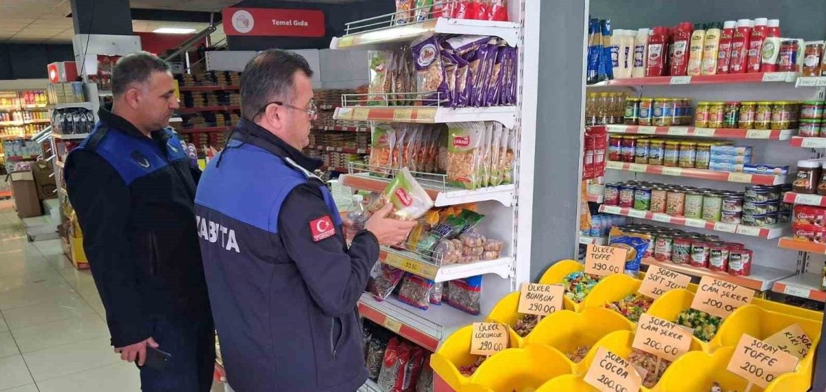 Pazaryeri zabıtasından raf ve kasa fiyatı ile son kullanma tarihi denetimi