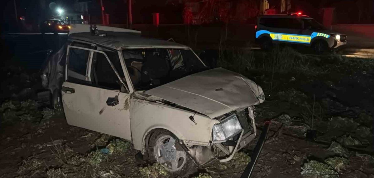 Polisin dur ihtarına uymayan araç elektrik direğine çarparak tarlaya uçtu