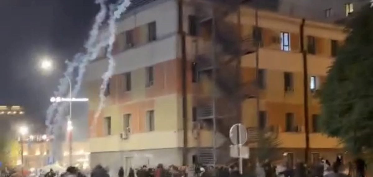Priştine’de meclis önünde protesto ve yasa tartışması gerilimi