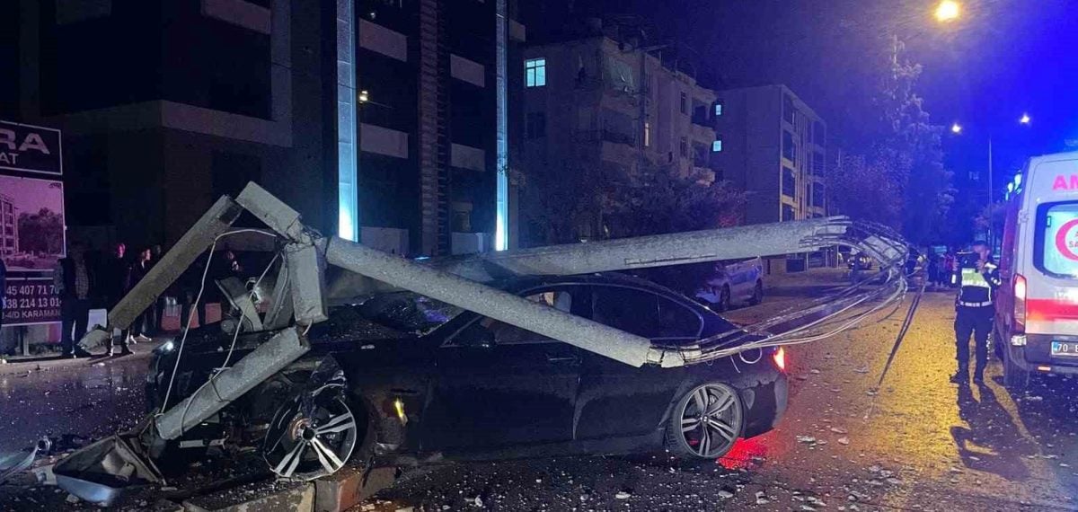 Refüjdeki aydınlatma direğine çarpan araçta iki kişi yaralandı