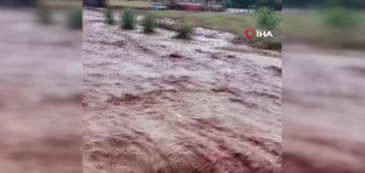 Reyhanlı’da ani sağanak sele döndü tarım arazileri zarar gördü
