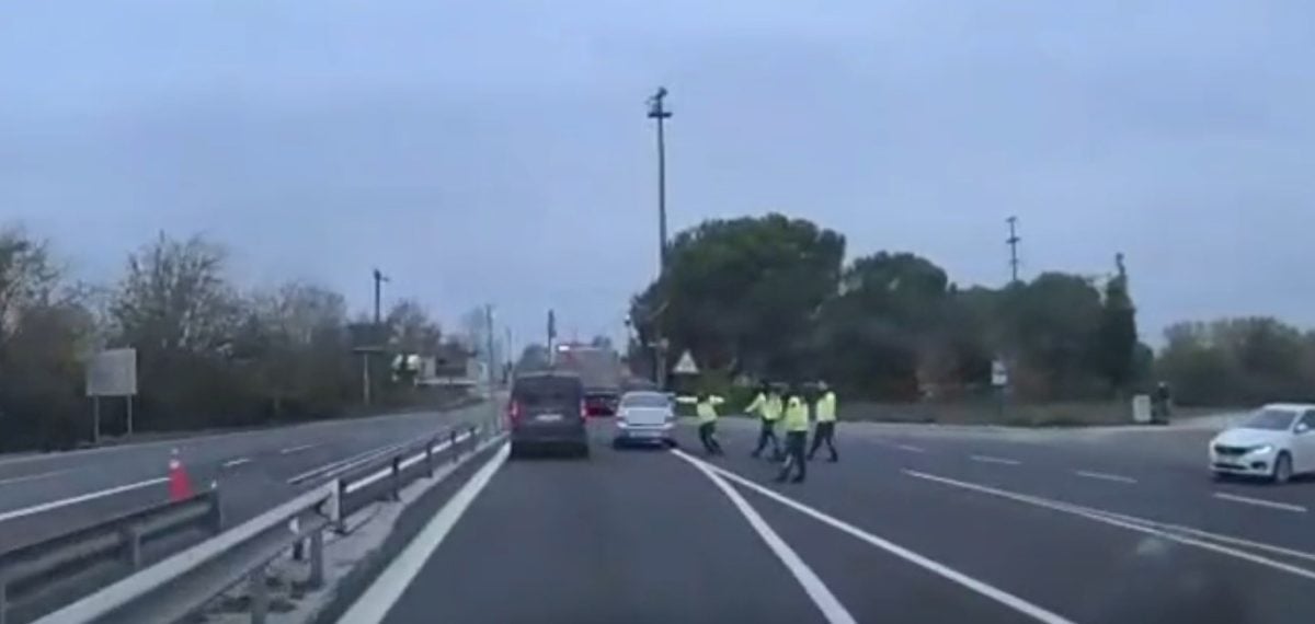 Sakarya gişelerinde durmayan şüphelinin kovalamacası araç kamerasına yansıdı