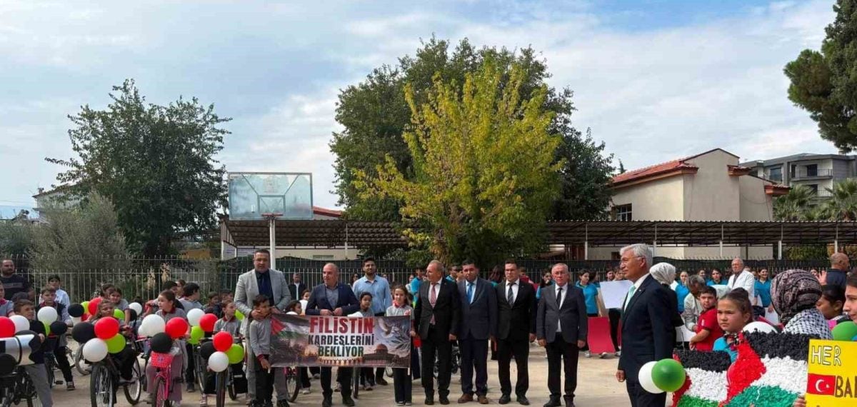 Sarıgöl öğrencilerinden Gazze çocukları için duygusal bayrak ve balon etkinliği
