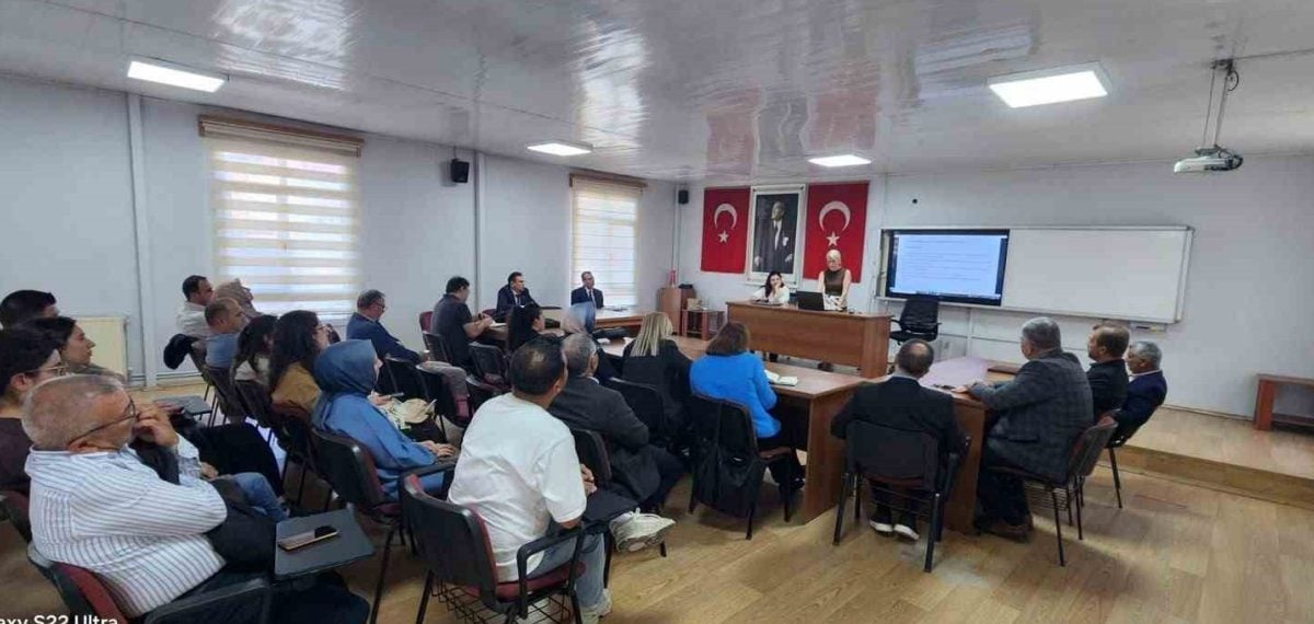 Sarıgöl’de okul yöneticilerine sosyal risk ve bağımlılıkla mücadele eğitimi verildi
