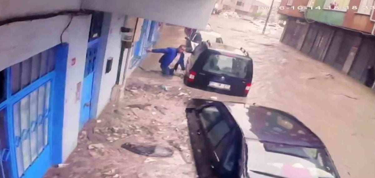 Sarıyer Ayazağa’daki sağanakta araçların sürüklenmesi ve vatandaşın kurtuluşu