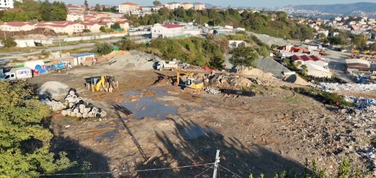 Sarıyer’de belediyeye ait araziye dökülen atıklar mahalleyi rahatsız etti