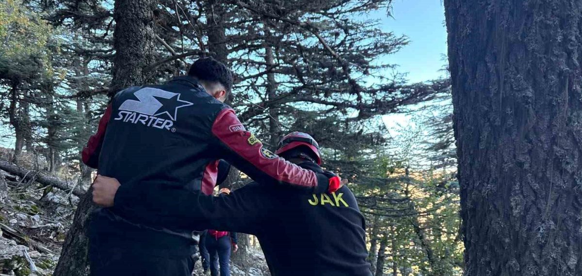 Sarp Katran Zirvesi’nden mahsur edilen iki dağcı 14 saatte kurtarıldı