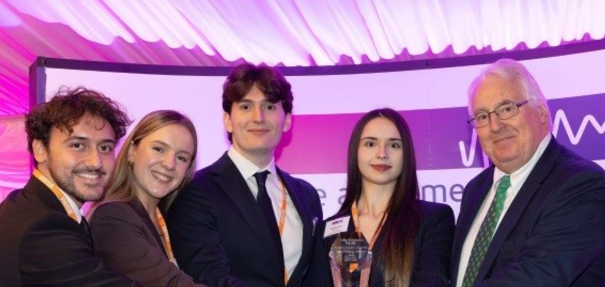 Sheffield öğrencilerinin işitme kaybına yönelik yapay zekâ destekli saat projesi ödül aldı