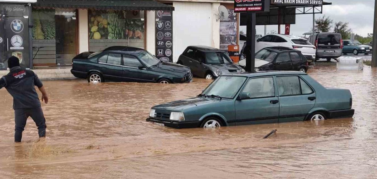 Silifke’de sağanak yolları göle çevirdi hastane yolu ulaşıma kapandı