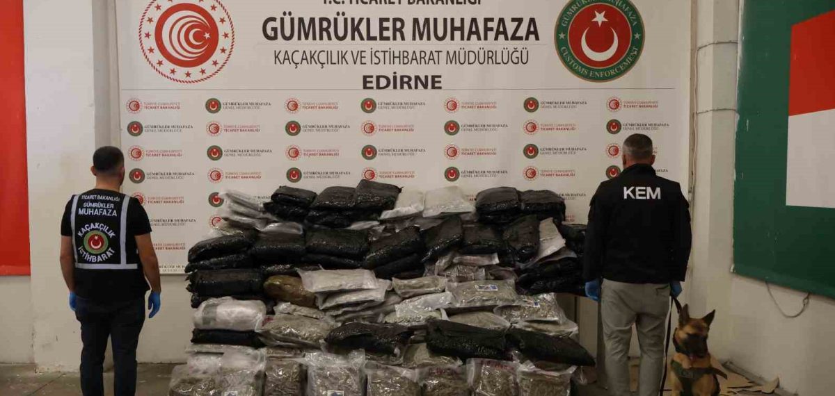 Sınır kapılarında geniş çaplı uyuşturucu operasyonlarında yüzbinlerce ilaç ve yüzlerce kilo ele geçirildi