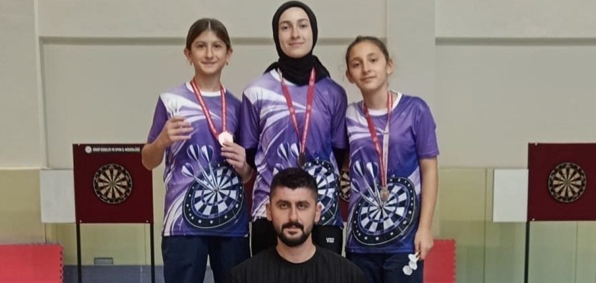 Sinoplu Ayaz Ortaokulu yıldız kızlar dartta üst üste dördüncü il şampiyonluğu kazandı