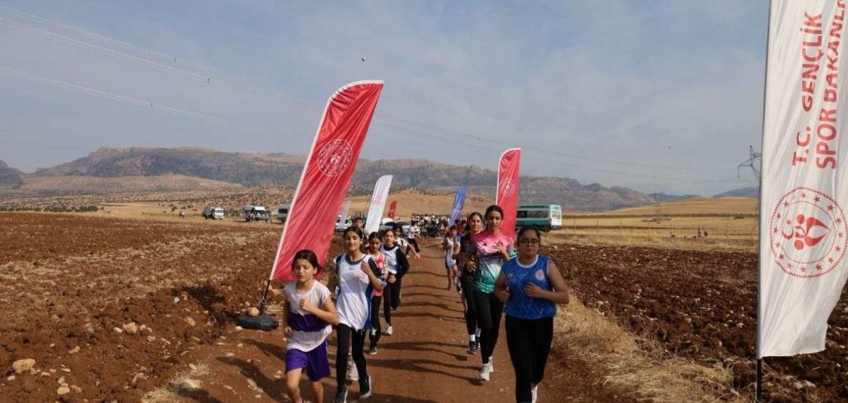 Şırnak’ta yükselen yıldızlar ilçeler arası kros seçmelerinde ter döktü