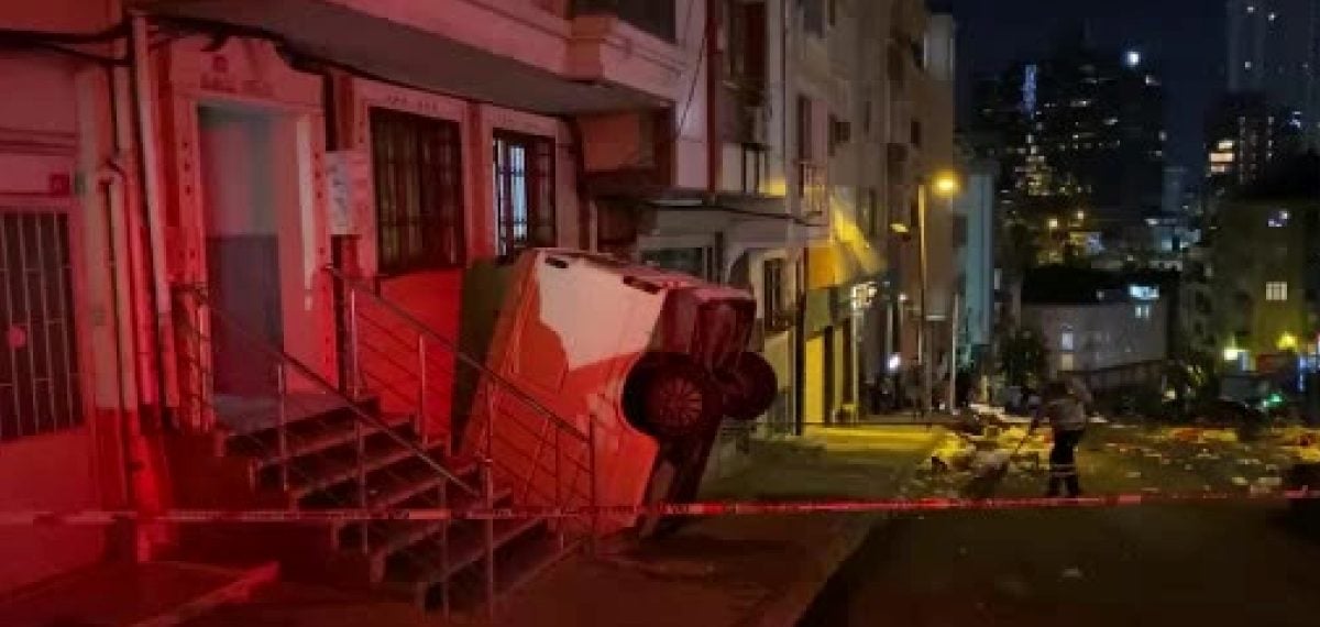 Şişli’de panelvan kontrolden çıkarak apartman boşluğuna düştü, sürücü hafif yaralandı
