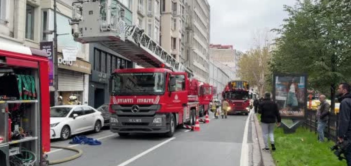 Şişli’de tadilattaki binada çıkan yangın itfaiye tarafından kısa sürede söndürüldü
