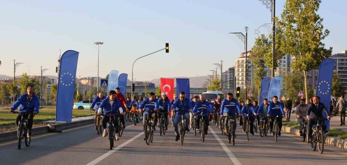 Sivas’ta yüzlerce kişi bisiklet turunda sağlıklı ve sürdürülebilir ulaşımı vurguladı