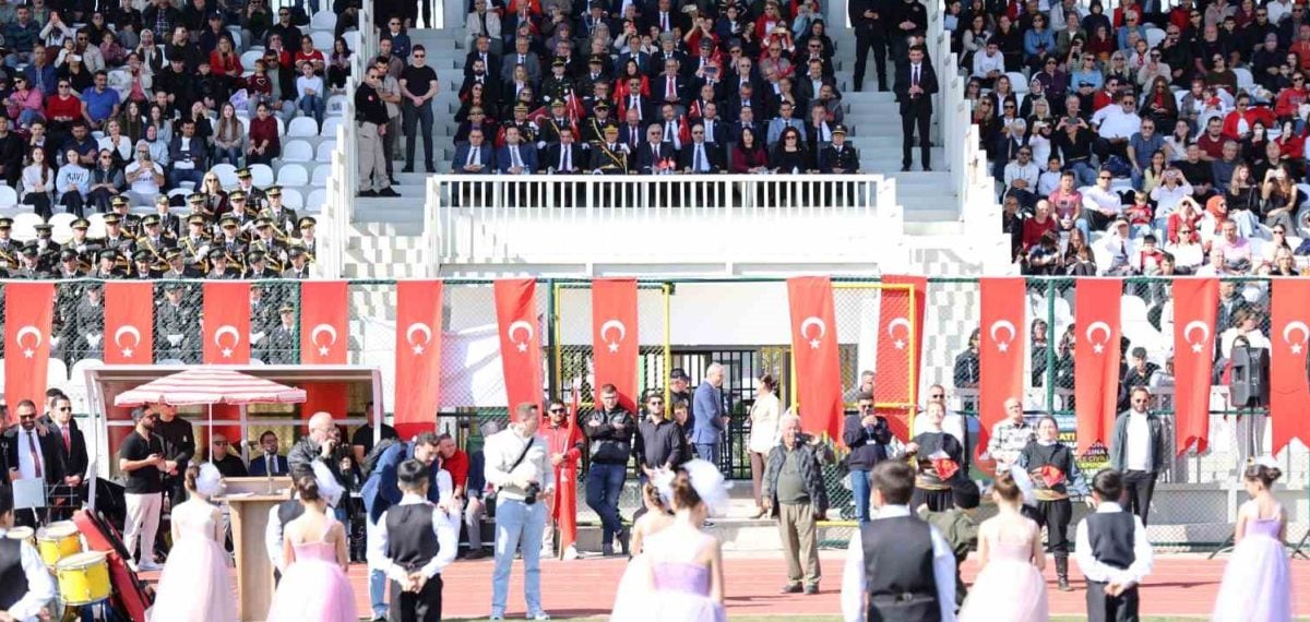 Söke’de Cumhuriyet Bayramı kutlamaları yeni stadyumda coşkuyla sürdü