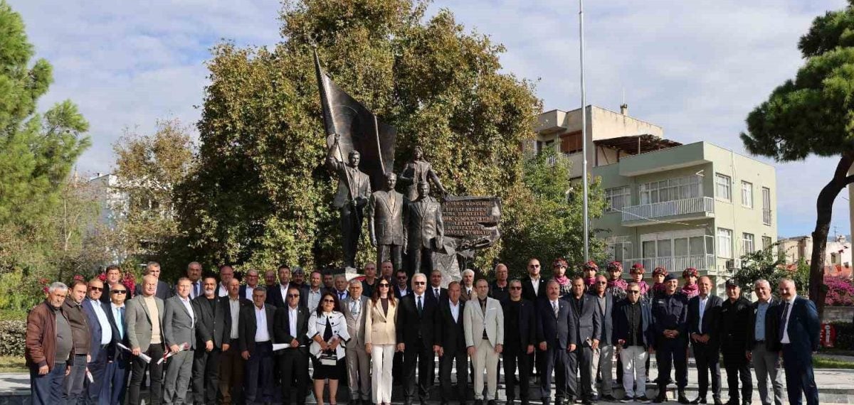 Söke’de Muhtarlar Günü töreninde Atatürk Anıtı önünde kutlama yapıldı