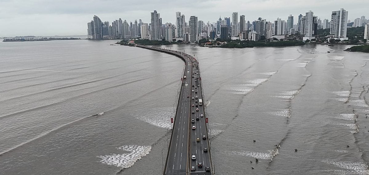 Strong 7.6 Magnitude Earthquake Shakes Panama, Buildings Evacuated