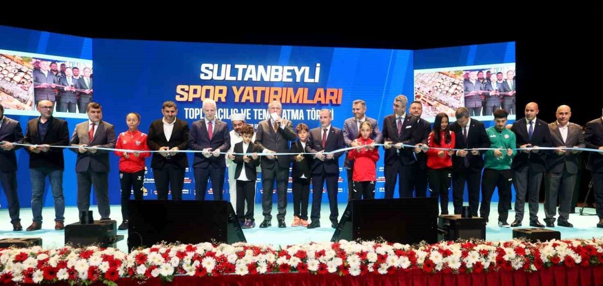 Sultanbeyli’de toplu spor tesisleri açıldı ve iki kompleksin temeli atıldı