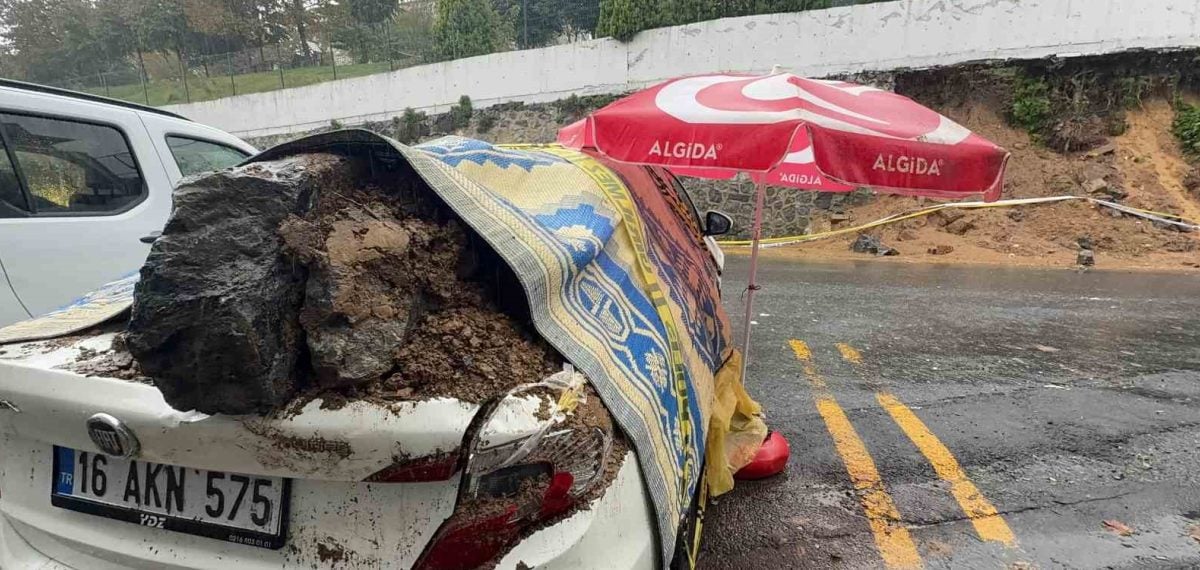 Sultangazi’de istinat duvarı yağmurla çöktü, otomobil kullanılamaz hale geldi