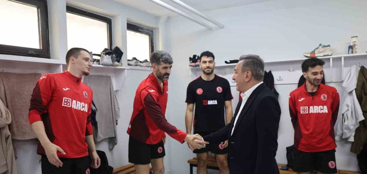 Sungurlu Belediye Başkanı Muhsin Dere maç öncesi iki takımın antrenmanını ziyaret etti