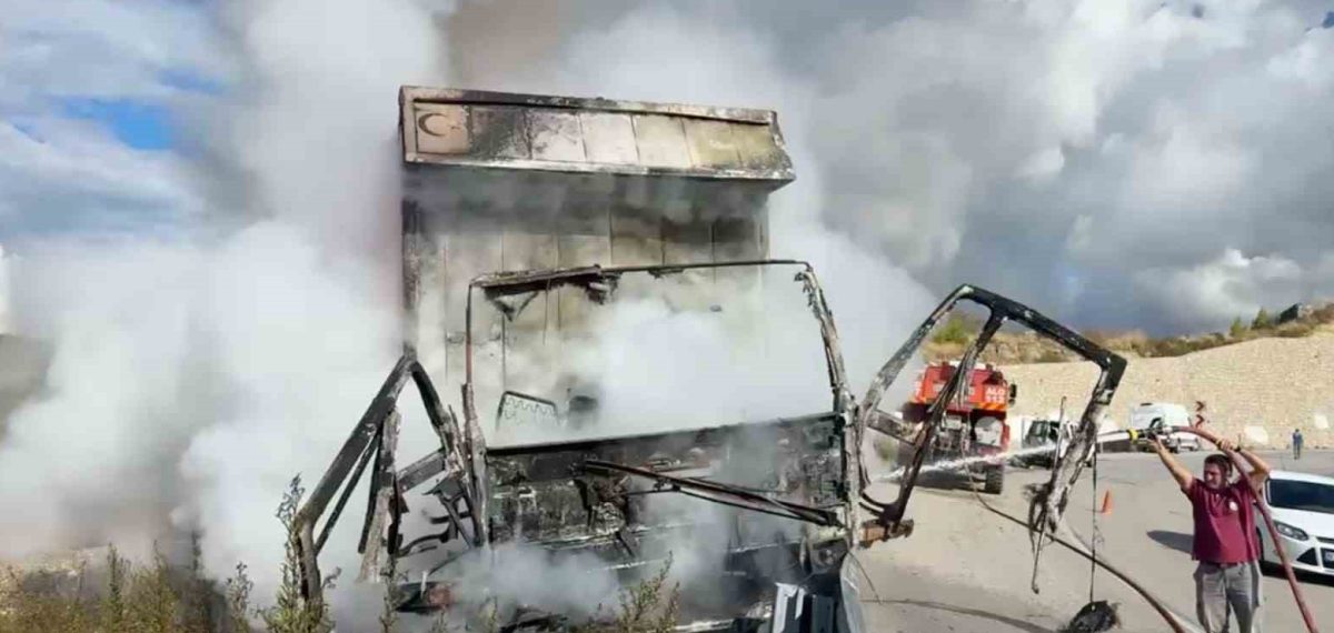 Sürücünün çarpıcı müdahalesi sonrası kamyon yangını uçuruma yöneldi
