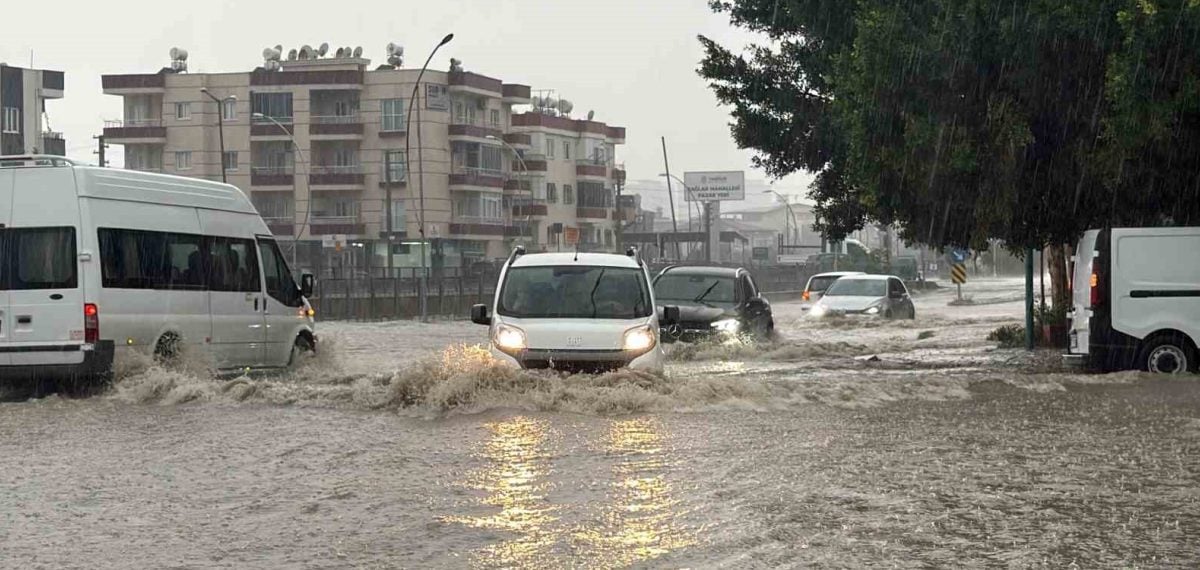 Tarsus’ta sağanak hayatı olumsuz etkiledi muhtar öğrenciyi kucağına aldı