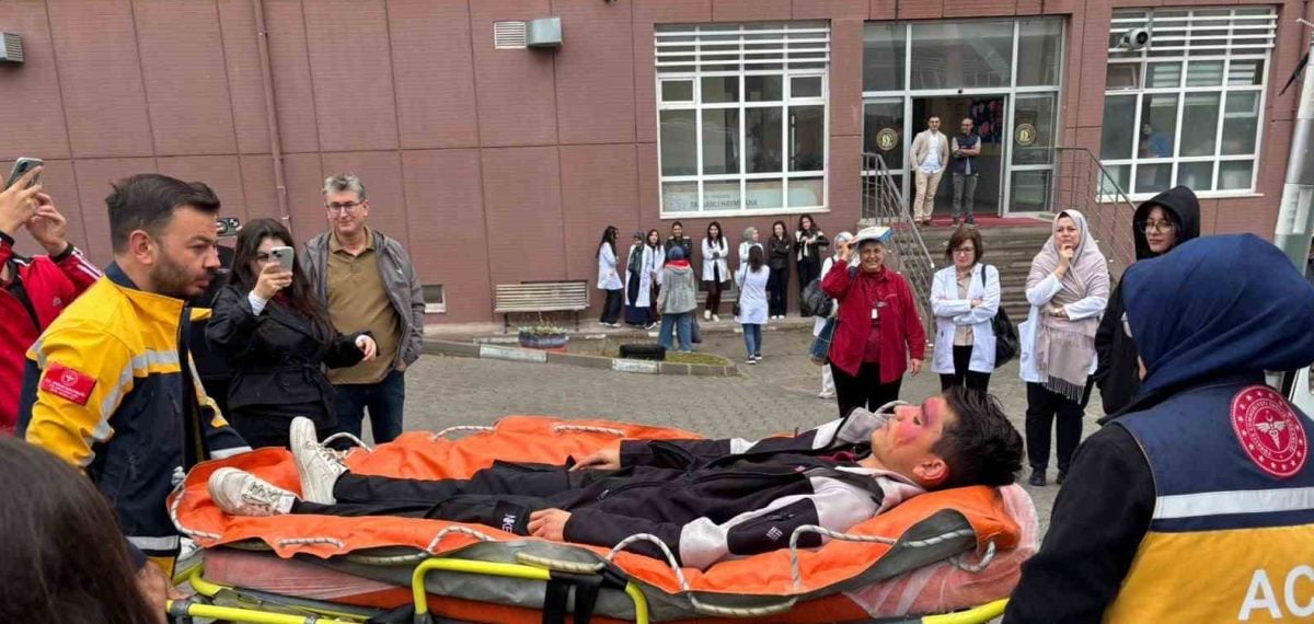 Tavşanlı’da okul deprem tatbikatında öğrenciler 2 dakika 40 saniyede tahliye edildi