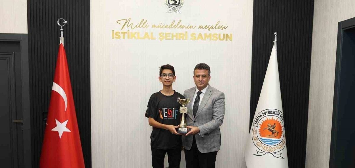TEKNOFEST Türkiye Drone Şampiyonu Kerem Yiğit Samsun’da Başkan Doğan’ı Ziyaret Etti