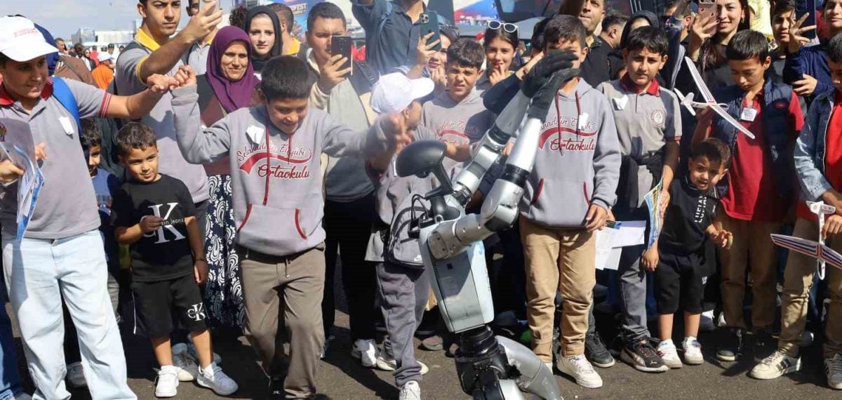 TEKNOPARK İstanbul’un insansı robotu TEKNOFEST Güneydoğu’da ilgi odağı oldu