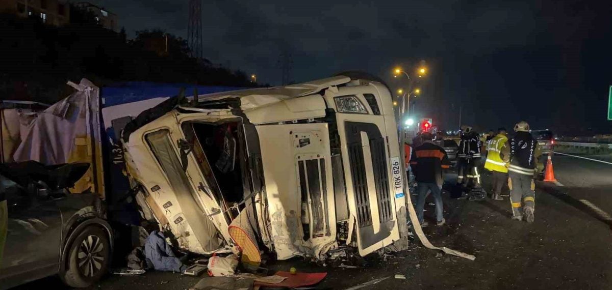 TEM Otoyolu’nda bariyeri aşan tırın devrilmesi sonucu sürücü yaşamını yitirdi