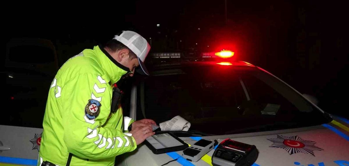 Terminal Caddesi’nde dur ihtarına uymayan sürücü motosikletliye çarpıp yakalandı