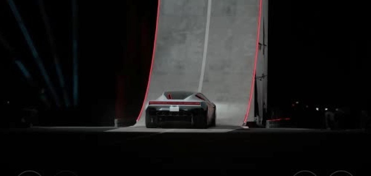 Tesla Roadster tanıtımında havada dönen elektrikli süper otomobil gösterisi