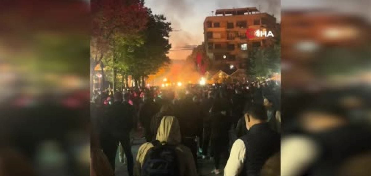 Tiran’da 14 saat süren öğrenci protestolarında binalar tahrip edildi