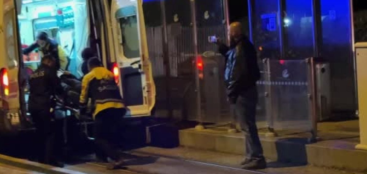 Tramvay durağına giren otomobilin sürücüsü itfaiye ekiplerince kurtarıldı
