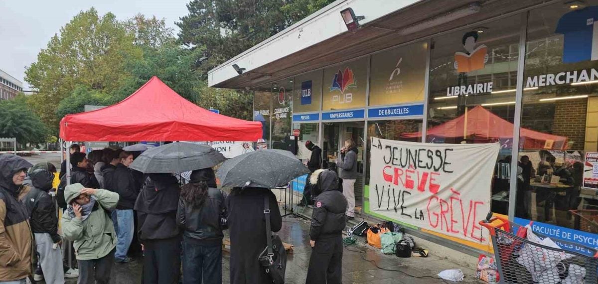 ULB öğrencileri kampüs girişlerini barikatla kapatarak harç artışına tepki gösterdi