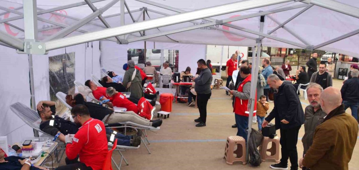 Ünye’de Kızılay iş birliğiyle düzenlenen kan bağışı kampanyasına yoğun katılım
