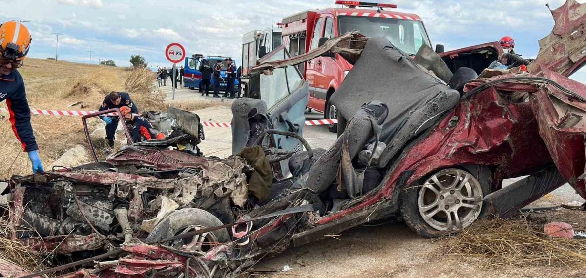 Uşak yakınlarında kamyon ile otomobil çarpıştı 3 kişi yaşamını yitirdi