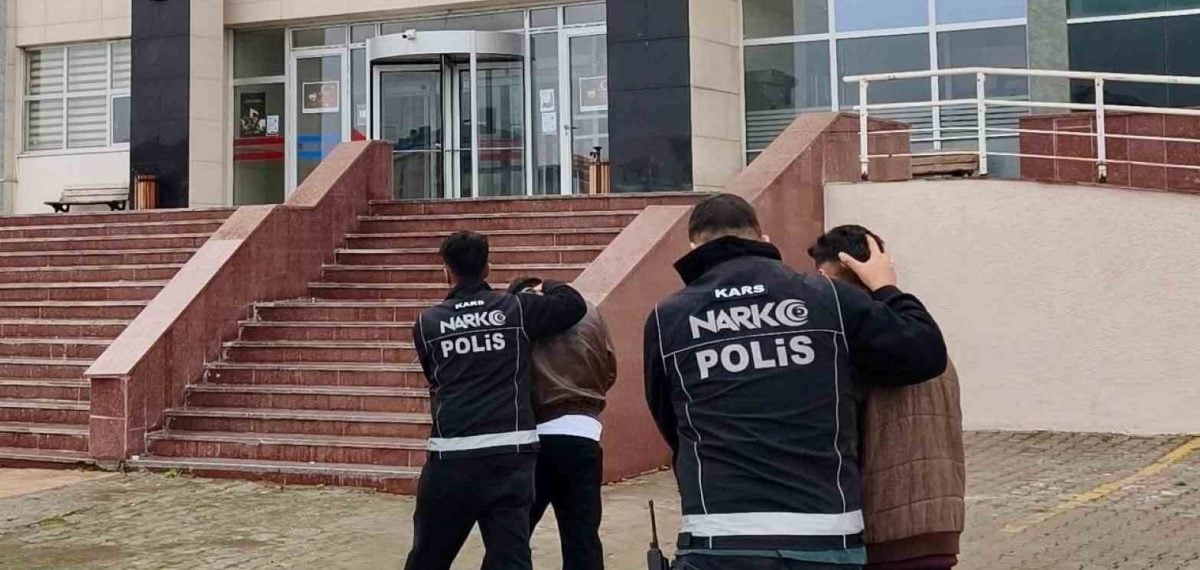 Uyuşturucu operasyonunda bonzai ve silah ele geçirildi iki şüpheli tutuklandı
