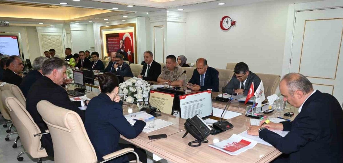 Vali Ekrem Canalp başkanlığında okul güvenliği toplantısı düzenlendi