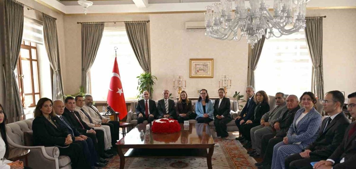 Vali Vahdettin Özkan muhtarlarla bir araya gelerek çalışmalarını değerlendirdi